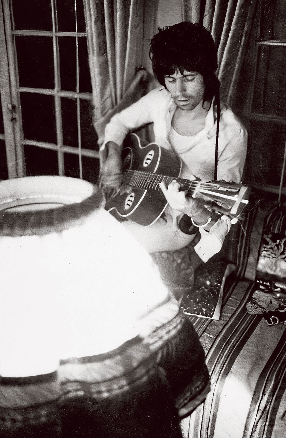 Richards en Villa Nellcote, en el sur de Francia, a principios de los setenta. Tony los acompañó en sus viajes a Francia, Marruecos... En la época en que estuvo con ellos, desde mediados de los sesenta a inicios de los setenta, en medio de su continuo consumo de drogas y sus 'depravadas' vidas, los Stones crearon algunos de sus más reconocidos éxitos, como (I can’t get no) Satisfaction, Paint it black y You can’t always get what you want.