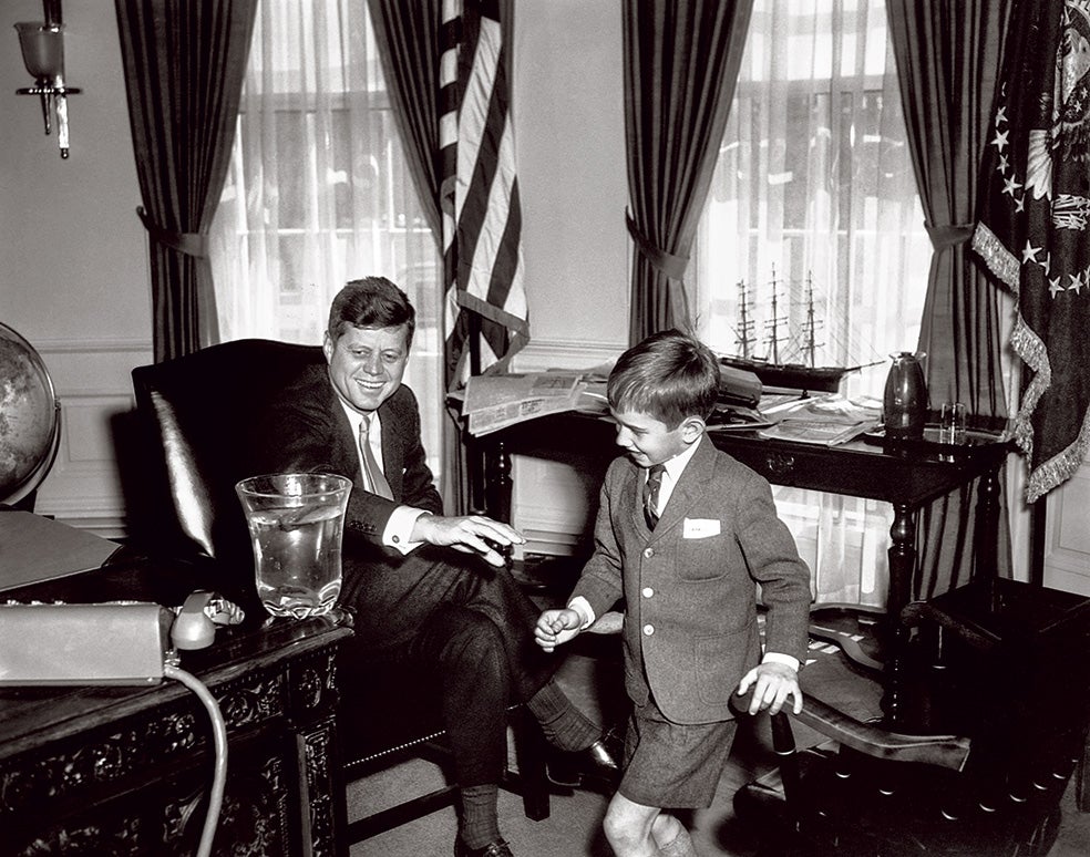 Con su tío John F. Kennedy en el despacho oval. RFK cree que la CIA se implicó en su asesinato.