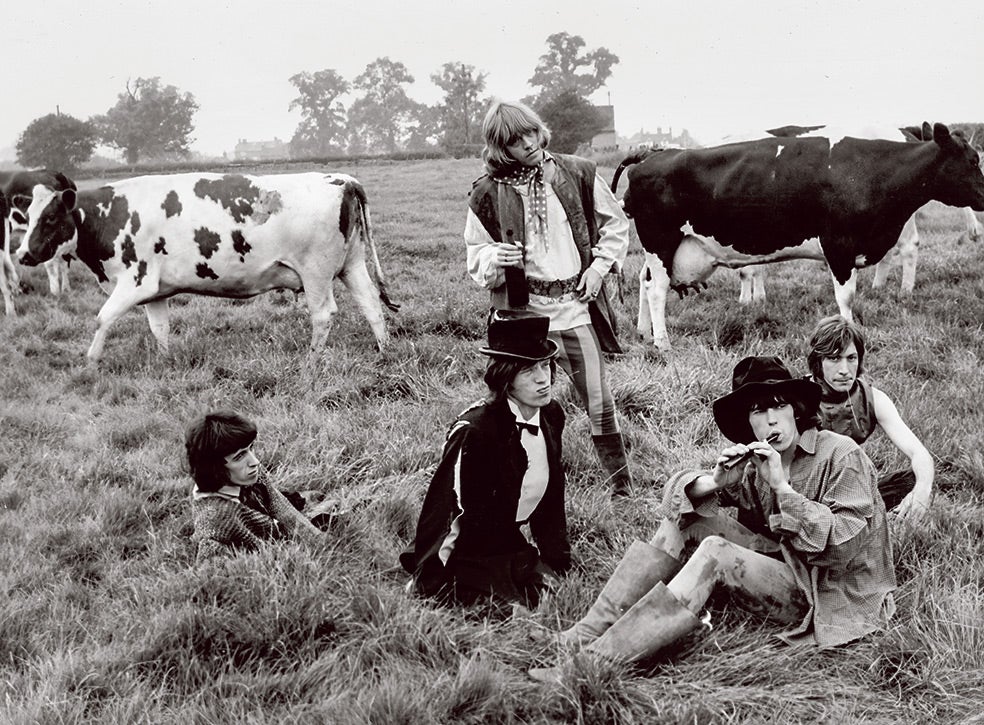 Tony nació en Londres, pero tenía ascendencia española y Keith Richards lo apodó 'Spanish Tony'. Se las daba de fotógrafo, aunque su mérito con la cámara era tener un acceso inusitado a los Rolling Stones (en la imagen, en un descanso de la sesión de fotos para el álbum Beggars Banquet, en 1968).