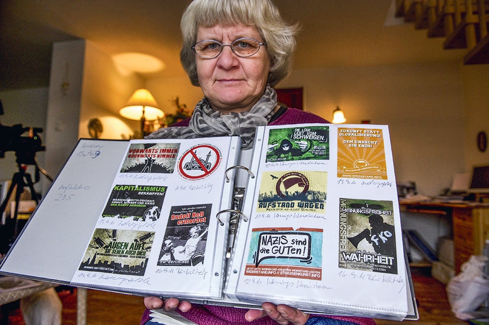 Ella se define como 'limpiadora política'. Elimina símbolos nazis y xenófobos en espacios públicos.