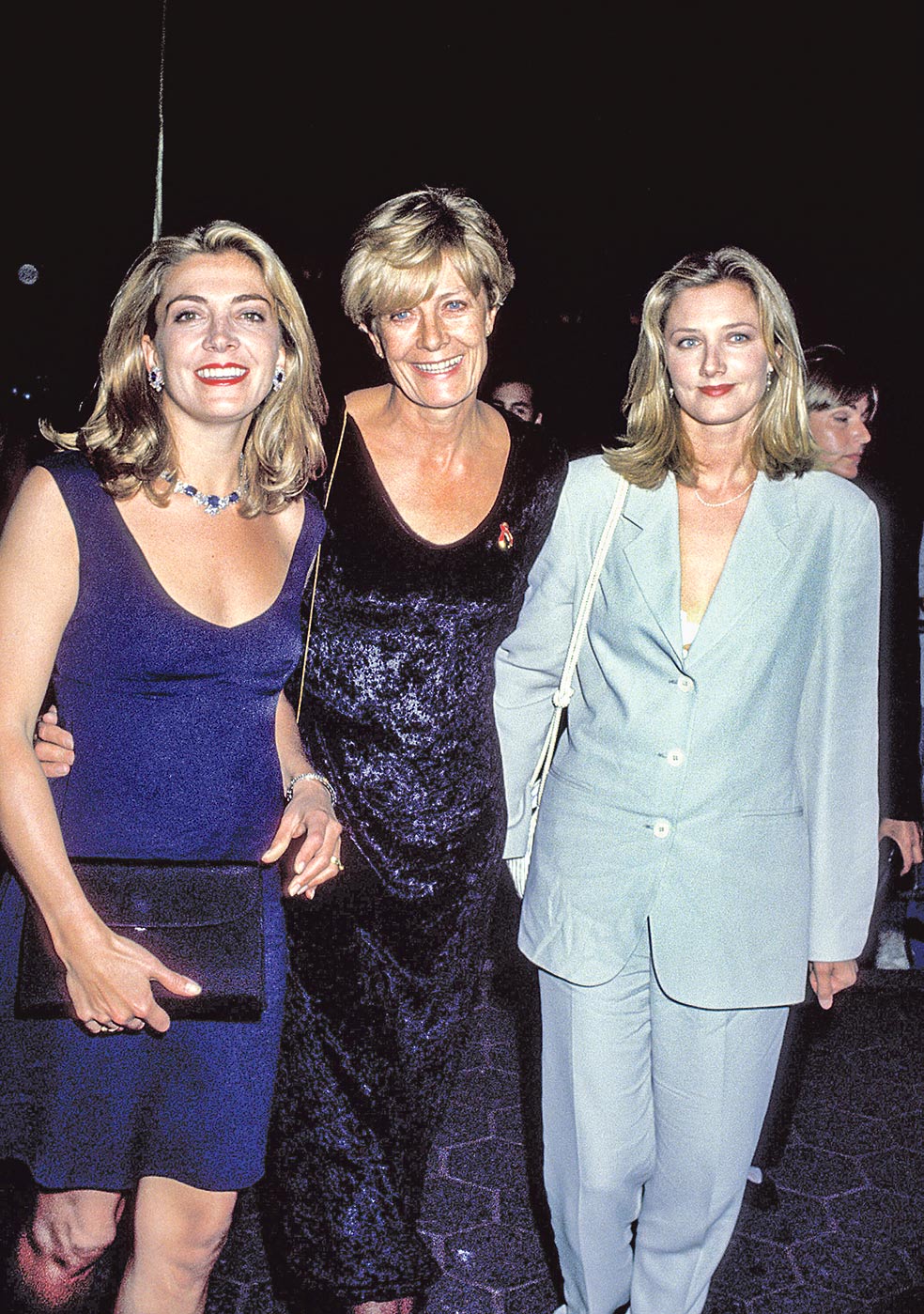 Vanessa Redgrave (en el centro) con sus hijas, Natasha (a la izquierda) y Joely. Las hermanas estaban muy unidas, 'víctimas' de su madre ausente, muy volcada en la interpretación y en su lucha política. Natasha, dos años mayor que Joely, se convirtió en la 'protectora' de su hermana. «Era la diosa doméstica», dice Joely.