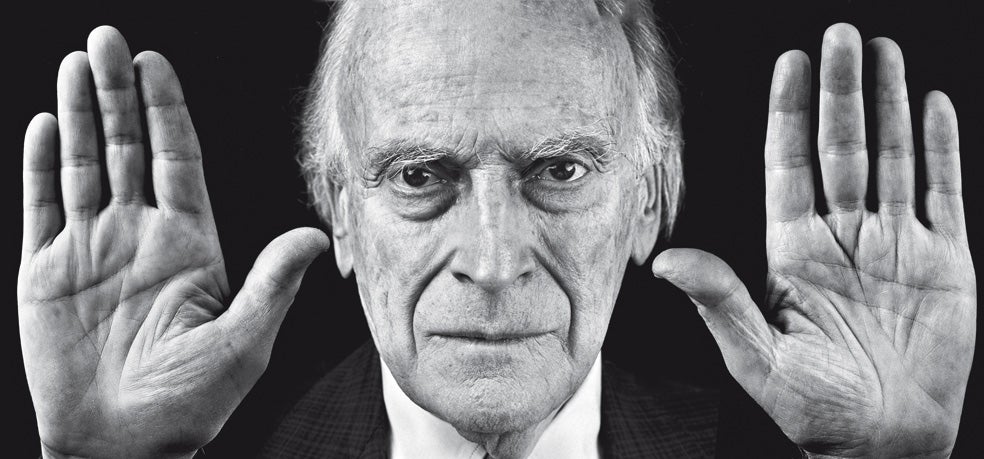 Las personas que tienen rostros agradables también tienen manos bonitas, y viceversa. Lo deduce un estudio reciente realizado en la Universidad de Viena. En la imagen. Lord Yehudi Menuhin, violinista y conductor. Más arriba, abriendo este reportaje, el Dalai Lama XIV. Se conjetura que las personas más espirituales suelen tener el dedo índice más largo que el anular. «Hemos hallado resultados estadísticos para grandes grupos de individuos; pero no se pueden sacar conclusiones para personas concretas», matiza el biólogo evolutivo John Manning.