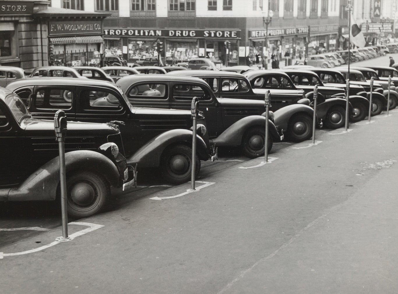 Los comerciantes de Oklahoma City padecían que sus clientes no pudieran ir de compras al centro debido a que las pocas plazas para aparcar estaban ocupadas todo el día por quienes iban a trabajar en coche... Además de inventar, los parquímetros como solución, Magee y su empresa Park-O-Meter crearon a su vez nuevos puestos de trabajo con los supervisores del pago de los parquímetros.