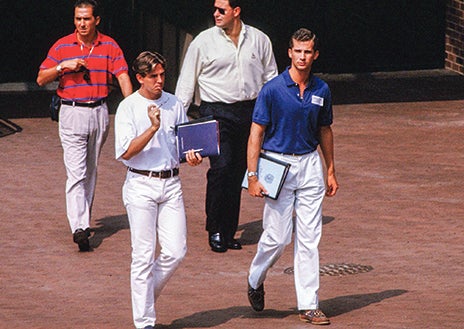 Imagen secundaria 1 - La sucesión de los Borbones. Don Juan Carlos y doña Sofía con las infantas Elena y Cristina y el príncipe Felipe en Palma de Mallorca en 1994. Abajo: don Felipe durante sus estudios en Georgetown entre 1993 y 1995. A la derecha: la Princesa Leonor en la recepción en palacio posterior al desfile de las Fuerzas Armadas del 12 de octubre de 2023.