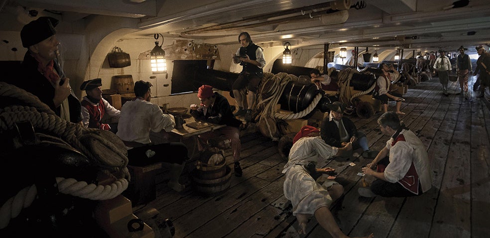 La marinería comía una vez al día, en las baterías durante la navegación. A diario les daban siempre pan, leguminosas, vino y agua. Cuatro veces a la semana, ese menú lo complementaban con carne; dos días les daban pescado; y otro, queso. La Armada Real española fue pionera en utilizar pastillas de extracto de carne para hacer caldo. Y el pan (una torta dura) se comía desmigado en una especie de gazpacho.