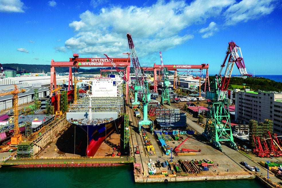 Los tres constructores navales más importantes del mundo son Hyundai, Daewoo y Samsung.