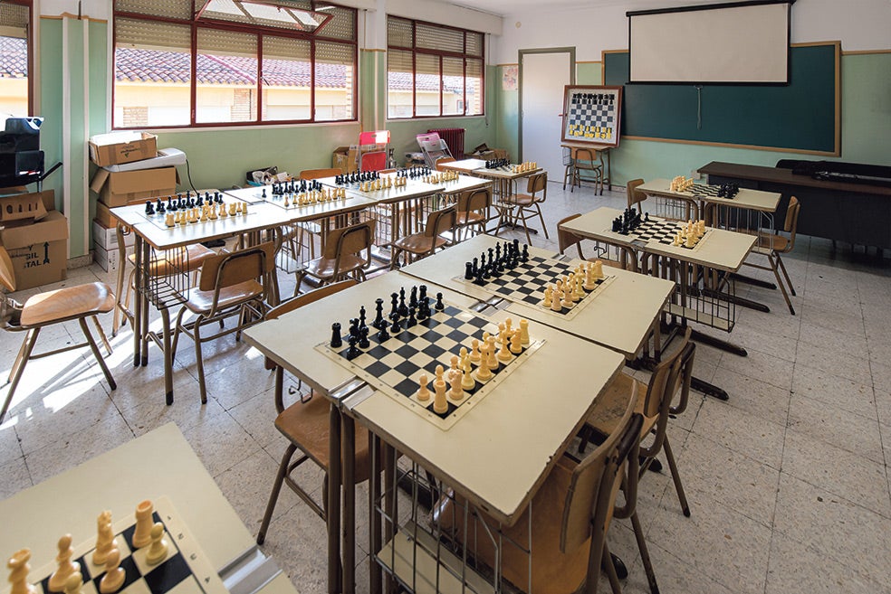 El aula de ajedrez del colegio Marcos Frechín, en el barrio Las Fuentes de Zaragoza, donde Enrique Sánchez, aunque jubilado, sigue dando clases de ajedrez por las tardes.