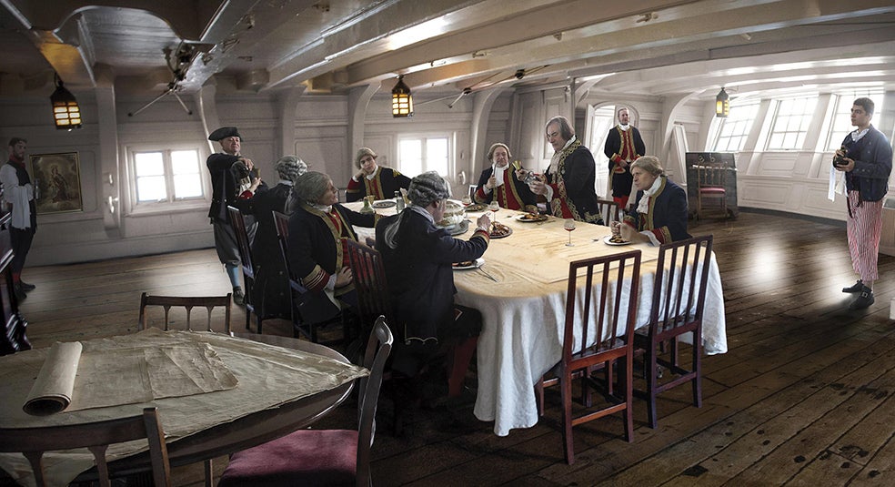 Era despacho del comandante y sala de reuniones, la única estancia con muebles. Allí se guardaban los fusiles y pistolas (una medida antimotines), el dinero y las cartas de navegación. El comandante tenía viandas exclusivas para él y sus invitados. Y ningún tripulante podía servirle. Era responsabilidad del comandante contratar y pagar él mismo a sus sirvientes.