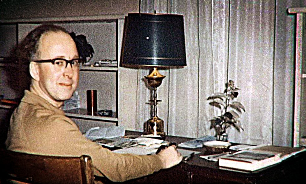 El científico tenía problemas de audición y cierta tartamudez al hablar que ni su mujer, logopeda, logró corregir. Eso hizo que fuese un joven retraído.