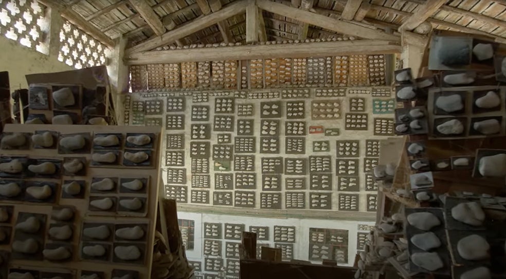Una parte de su taller recuerda a los visitantes a una catedral. Muchos se emocionan ante el cúmulo de piedras. Hay quien dice que emiten un cierto sonido, como un lejano oleaje del mar.