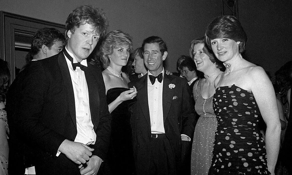 La familia se convirtió en 'mediática' cuando Diana, la cuarta de cinco hermanos, se comprometió con el hoy rey de Inglaterra, Carlos III. Charles Spencer es el pequeño y el único varón. Tuvo un hermano que murió tras el parto, cuatro años antes de nacer él. A la izquierda, él con sus tres hermanas mayores y con Carlos III, en el centro.