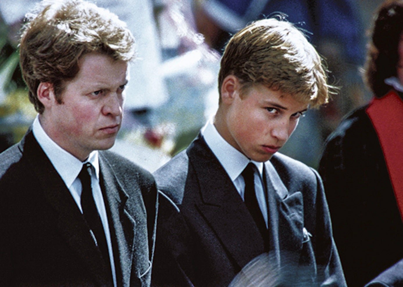 El conde de Spencer, con Guillermo durante el funeral de Diana. La férrea defensa que hizo de la privacidad de sus sobrinos se entiende mejor a la luz de su libro.