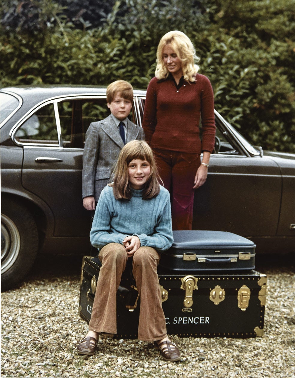 Charles Spencer, en el momento de partir hacia el internado que marcaría su infancia, acompañado de Diana y una de sus nannies. El conde dice que hasta entonces su vida era feliz, aunque afirma que una nanny los golpeaba con dureza a él y a Diana.