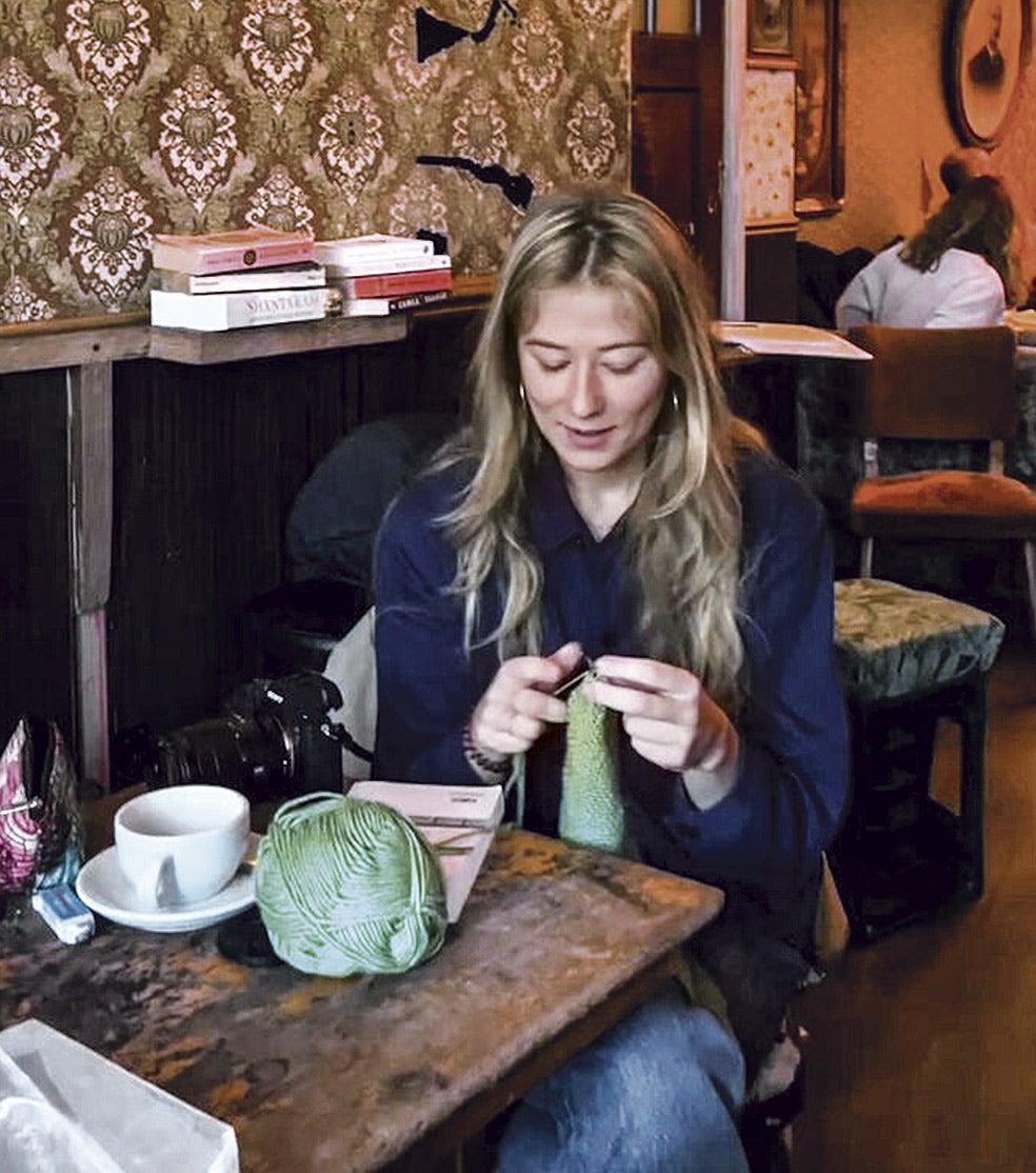 Muchos van a estudiar; otros, a leer sin más; y siempre hay quienes echan las horas con juegos de mesa o haciendo punto.