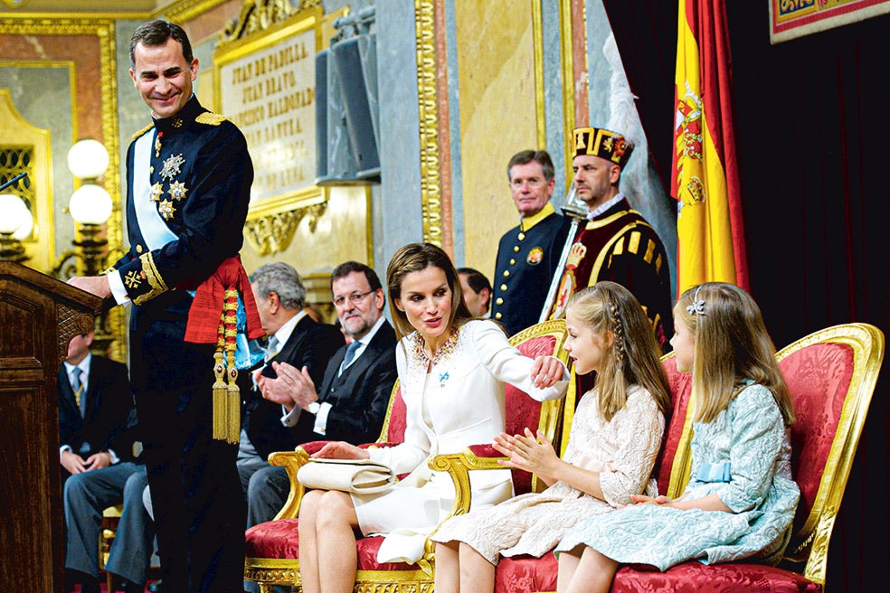 Felipe VI durante su proclamación como Rey ante las Cortes Generales el 19 de junio de 2014 en Madrid, acompañado por la Reina Letizia, la Princesa Leonor y la Infanta Sofía. Juan Carlos I había anunciado su abdicación pocos días antes, el 2 de junio, tras 39 años de reinado.