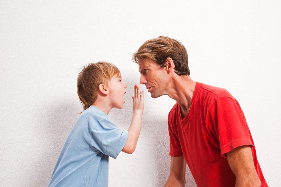 Si uno de los hijos tiene un comportamiento especialmente conflictivo, lo mejor es compensar a sus hermanos con un regalo cada vez que sean víctimas de una de sus trastadas.