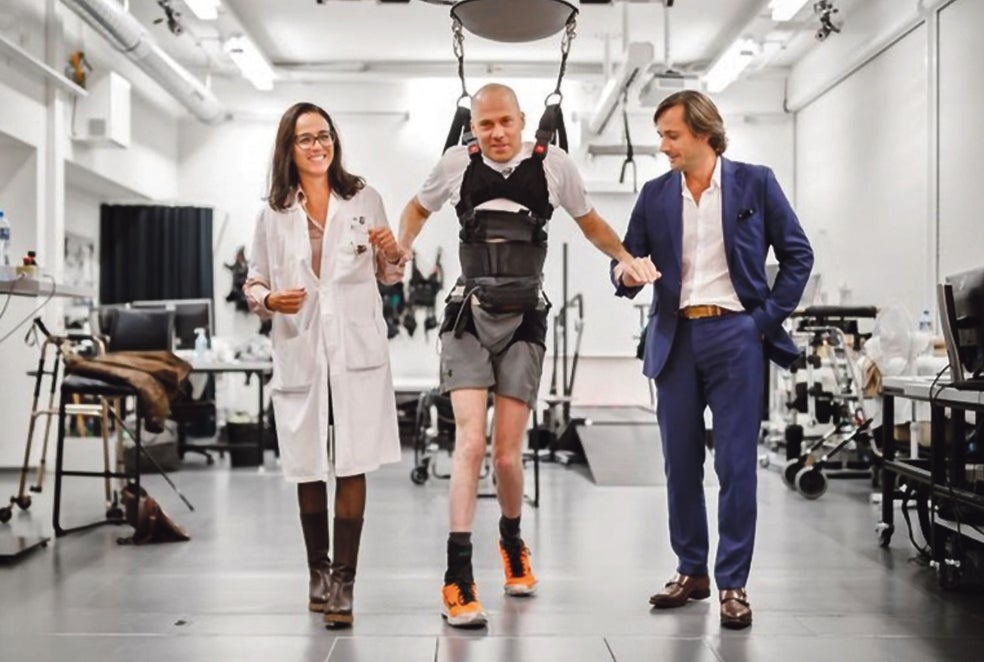 En la sala de entrenamiento del Instituto de Lausana, los neuroingenieros Grégoire Courtine y Jocelyne Bloch ayudan a los pacientes a los que han intervenido a dar los primeros pasos. Es una rehabilitación dura y exigente, pero esperanzadora.