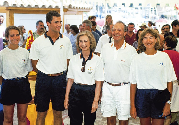 Imagen principal - La sucesión de los Borbones. Don Juan Carlos y doña Sofía con las infantas Elena y Cristina y el príncipe Felipe en Palma de Mallorca en 1994. Abajo: don Felipe durante sus estudios en Georgetown entre 1993 y 1995. A la derecha: la Princesa Leonor en la recepción en palacio posterior al desfile de las Fuerzas Armadas del 12 de octubre de 2023.