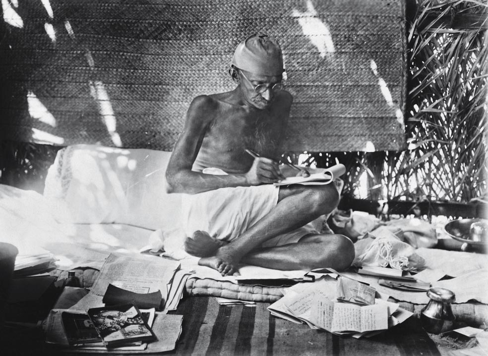 Mahatma Gandhi leyó el ensayo de Thoreau Desobediencia civil y de él tomó el nombre e ideas para su resistencia pacífica.