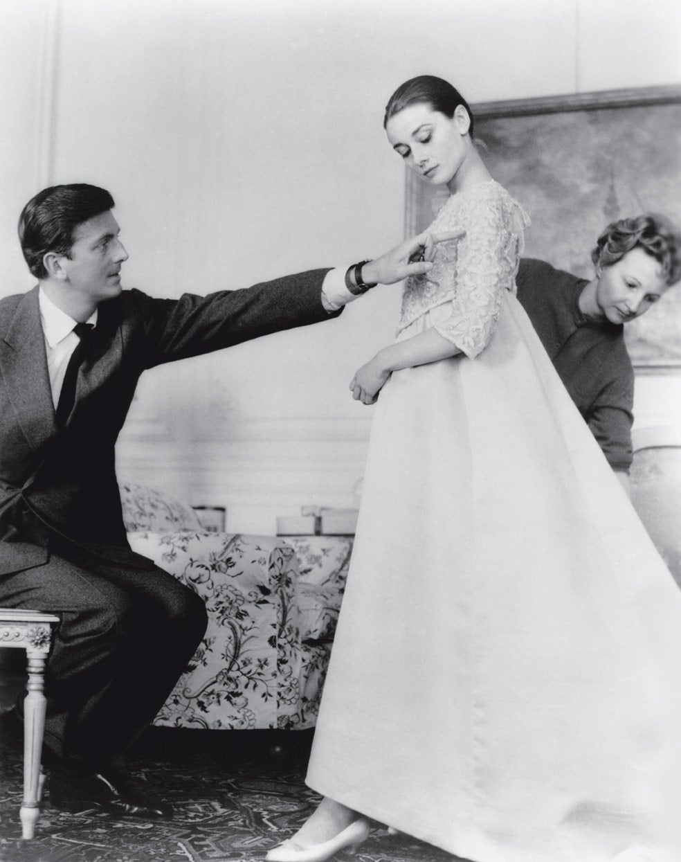 Cuando Coco Chanel llegó a Hollywood, en 1931, el público –inmerso en las penurias de la Gran Depresión– quería ver en las pantallas brillos y sedas. No hubo entendimiento con la elegante sobriedad de Coco. Pero cuando en el año 1954 Hubert de Givenchy diseñó el vestuario de Audrey Hepburn para Sabrina, el flechazo fue inmediato. Givenchy vistió a Audrey en ocho películas. Fue un tándem perfecto.