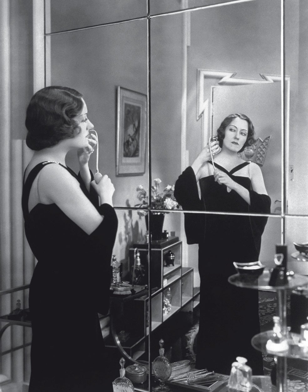 Chanel creó los vestidos que lució Gloria Swanson en la película Esta noche o nunca. Tuvo que retocarlos, porque la actriz se quedó embarazada de su amante. Todo un escándalo para la sociedad de la época, lo que no ayudó al éxito del filme.
