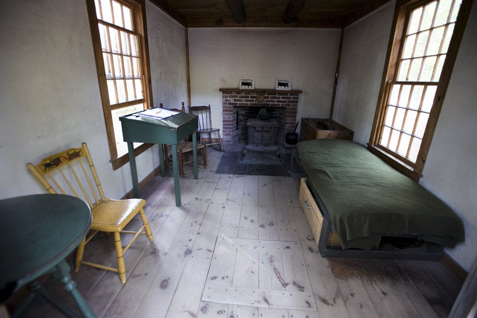 Recreación del interior de la cabaña que se construyó Thoreau en el entorno del lago Walden, en Massachusetts. Narró su vivencia en Walden, la vida en los bosques, publicado en 1854 y con constantes reediciones en todo el mundo.