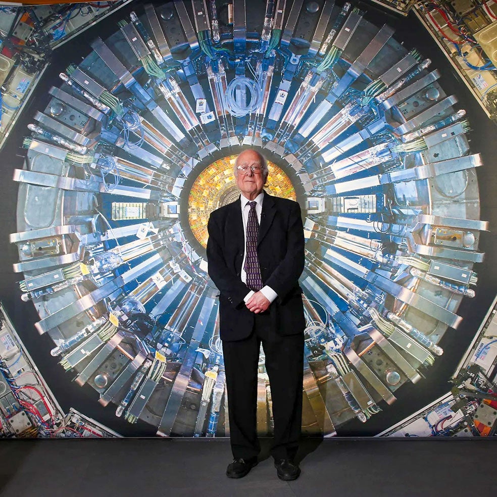 Higgs posa en el Cern, donde se pudo comprobar su teoría sobre el bosón que lleva su nombre y que pasó a ser conocido como 'la partícula de dios', aunque a él le pareciese 'exagerado'.