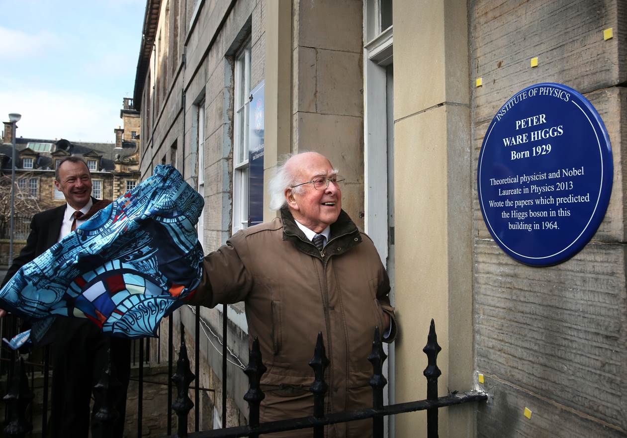 Higgs descubre la placa que señala su casa de Edimburgo, donde escribió en 1964 los documentos que llevarían al descubrimiento del bosón.