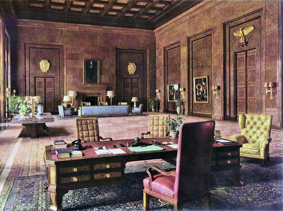 En el Museo de Historia Alemana de Berlín se muestra el escritorio del Führer, del tamaño de un tablero de tenis de mesa, procedente de su despacho en la Nueva Cancillería de Berlín (despacho no menor que una cancha de tenis).