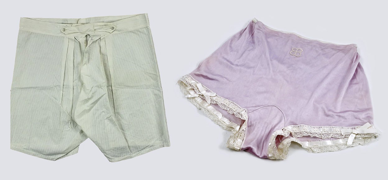 Estas bragas de seda rosa pertenecieron a Eva Braun. Se subastaron por 3300 euros con un lote de recuerdos que recogió un soldado estadounidense de Berghof, la residencia alpina de Hitler. Los calzoncillos de la izquierda se vendieron por 5000 dólares en 2017 en una subasta a un comprador anónimo. Supuestamente, el dictador se los dejó en el hotel Graz de Austria en abril de 1938. Los envió a la lavandería y se fue ante de que se los devolviesen. El vendedor es descendiente de los dueños del hotel. Hay quien duda de su autenticidad, pero tienen las iniciales A.H. bordadas.