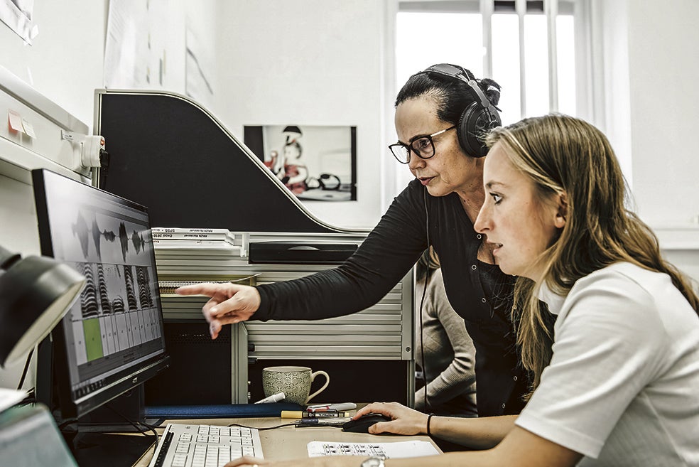La investigadora Wermke evalúa muestras del sonido de un bebé con una colaboradora: «La capacidad de crear vínculos a través de la voz es la base de toda la cultura humana».