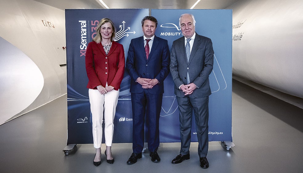 Mar Cohnen, directora de XLSemanal; José Antonio Santano, secretario de Estado de Transporte y Movilidad Sostenible; y José Luis Rodrigo, director general de la Fundación Ibercaja, en Mobility City (Zaragoza), sede del foro.