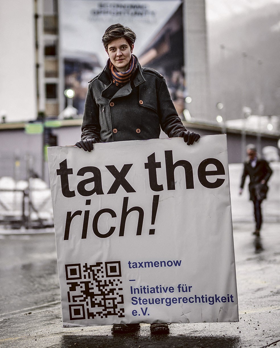 La austriaca Marlene Engelhorn posa con un cartel en el que se lee «¡Graven a los ricos!» durante la inauguración de la reunión anual del Foro Económico Mundial en Davos, el pasado 15 de enero.