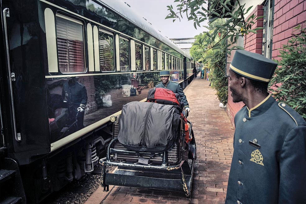 El servicio al cliente se cuida hasta en los mínimos detalles. En la foto, trabajadores transportan las maletas de los pasajeros.