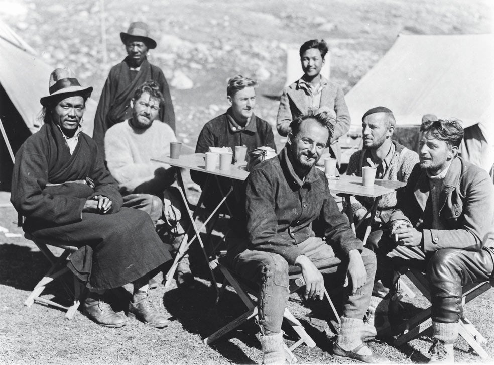 La expedición alemana al completo en su campamento. Alemanes por orden de izquieda a derecha: Ernest Schäfer, zoólogo, Bruno Beger, antropólogo, Erns Krause, fotógrafo, Karl Wienert, geofísico y Edmund Geer, director técnico.