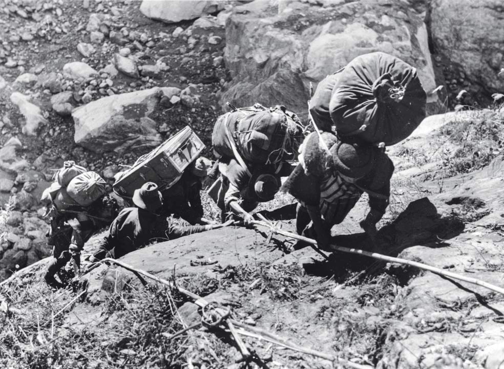 La expedición y sus porteadores ascienden hacia la zona prohibida de Lhasa: 400 kilómetros de estepas nevadas y tormentas.