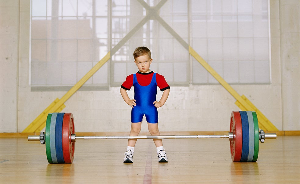 El club de las cinco de la mañana, de Robin Sharma (que 20 años antes había triunfado con El monje que vendió su Ferrari) se convirtió en 2018 en un superventas. Promocionaba unos hábitos 'revolucionarios' que básicamente consistían en dormir menos y producir más. En 2021 arrasaba en las librerías otro libro: No puedo: cómo los ‘millennials’ se convirtieron en la generación quemada de Anne Helen Petersen, que defiende que cuando incluso dormir se siente como una 'pérdida de tiempo', el colapso está a la vuelta de la cama. «¿Sabéis quiénes no necesitan dormir? Los robots», sentencia la escritora.