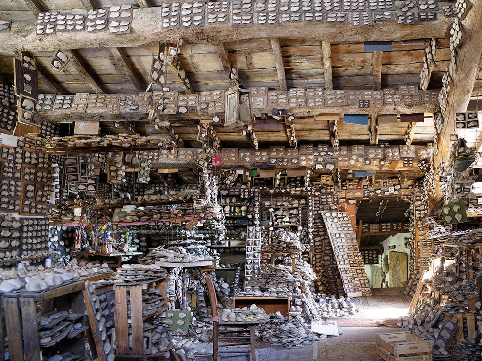 En su taller, se acumulan cientos de miles, quizá millones, de piedras, pero ninguna que él no haya tocado, escrutado y asignado un espacio y una compañía.