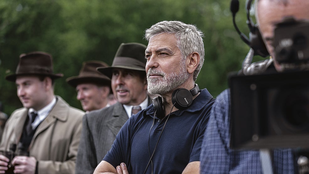 Es la novena película como director de Clooney, en esta ocasión con actores casi desconocidos que tuvieron que pasar por duros entrenamientos para interpretar a los remeros.