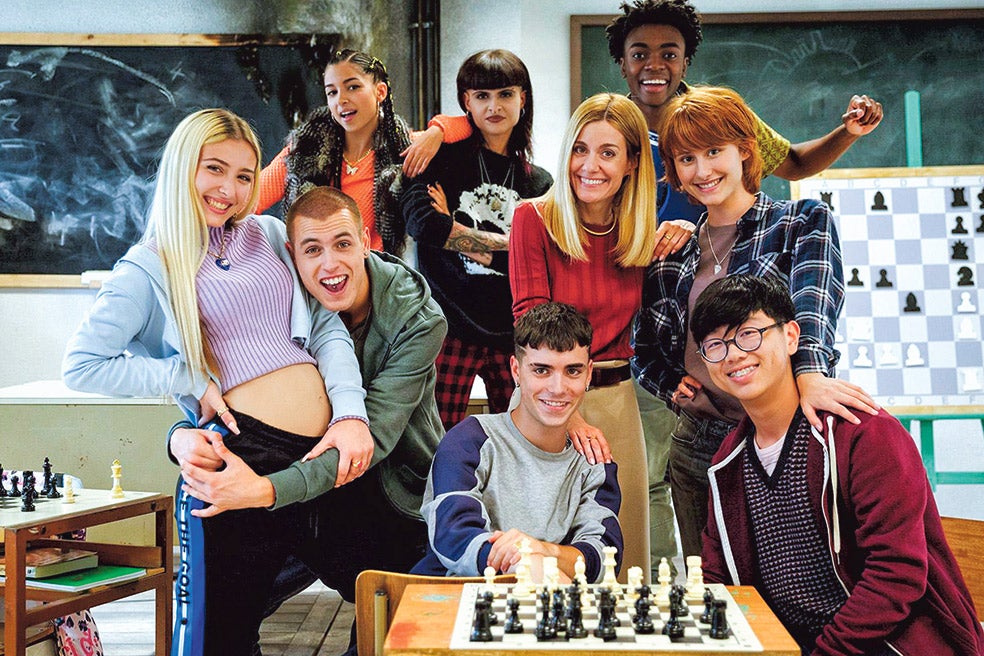 Menudas piezas es la nueva comedia de Nacho G. Velilla, protagonizada por Alexandra Jiménez (en el centro, con jersey rojo, junto con el resto del reparto). La película acaba de estrenarse y se inspira, de manera muy libre, en la historia de Enrique Sánchez. «El filme es una lección de superación —detalla su director—, de gente común haciendo cosas extraordinarias, logrando hitos que nadie espera».