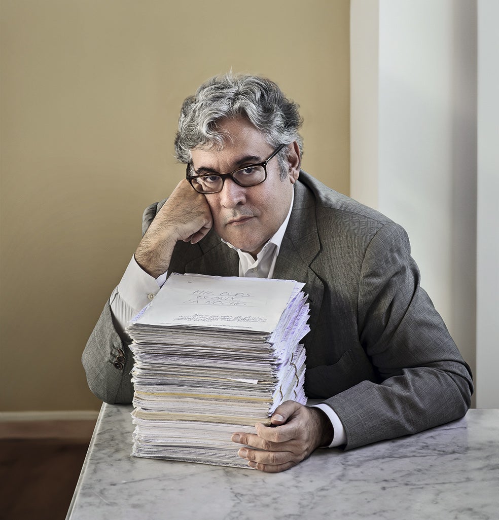 Juan Manuel de Prada con su manuscrito, casi dos mil páginas escritas íntegramente con bolígrafo. Luego, su 'abnegado padre' (así lo llama él) pasa el texto en limpio al ordenador.