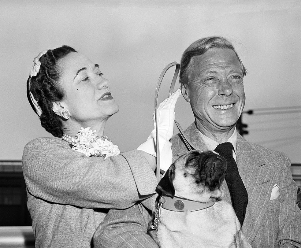 Tras la Segunda Guerra Mundial, la pareja se dedicó a viajar por todo el mundo. Siempre elegantes y con poca ocupación más allá de sus relaciones con la jet set, Wallis y Eduardo han pasado a la historia como una pareja frívola e irresponsable.