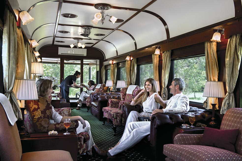Sillones orejeros y sofás chester se disponen dentro del vagón Observation para disfrutar de 'un aperitivo en la terraza'.