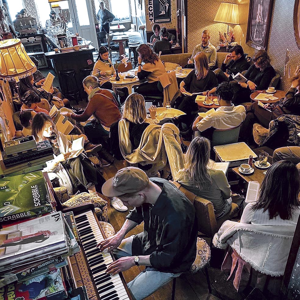 Hay personas de todas las edades, abiertas a conversar, y se organizan también eventos con música en directo y comida por 19,50 euros.