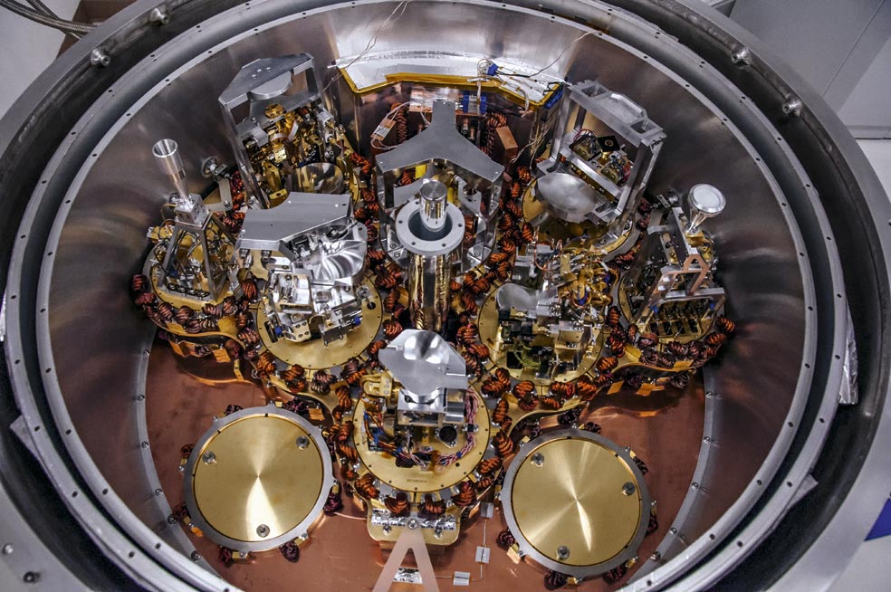 El criostato es el contenedor que alberga los receptores que captan las señales. Cada antena lleva uno de estos.