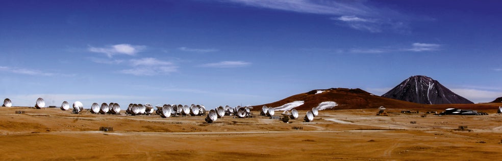 El ALMA no siempre opera solo. Durante cinco días del pasado abril, observatorios ubicados en todo el mundo, desde el Polo Sur hasta la isla de la Palma, coordinaron sus observaciones para lograr así tener el mayor telescopio de la Historia. El proyecto, bautizado como Event Horizon Telescope, tenía como objetivo estudiar dos agujeros negros imposibles de analizar sin ese diámetro de observación y se espera que los resultados se puedan conocer durante la primavera.