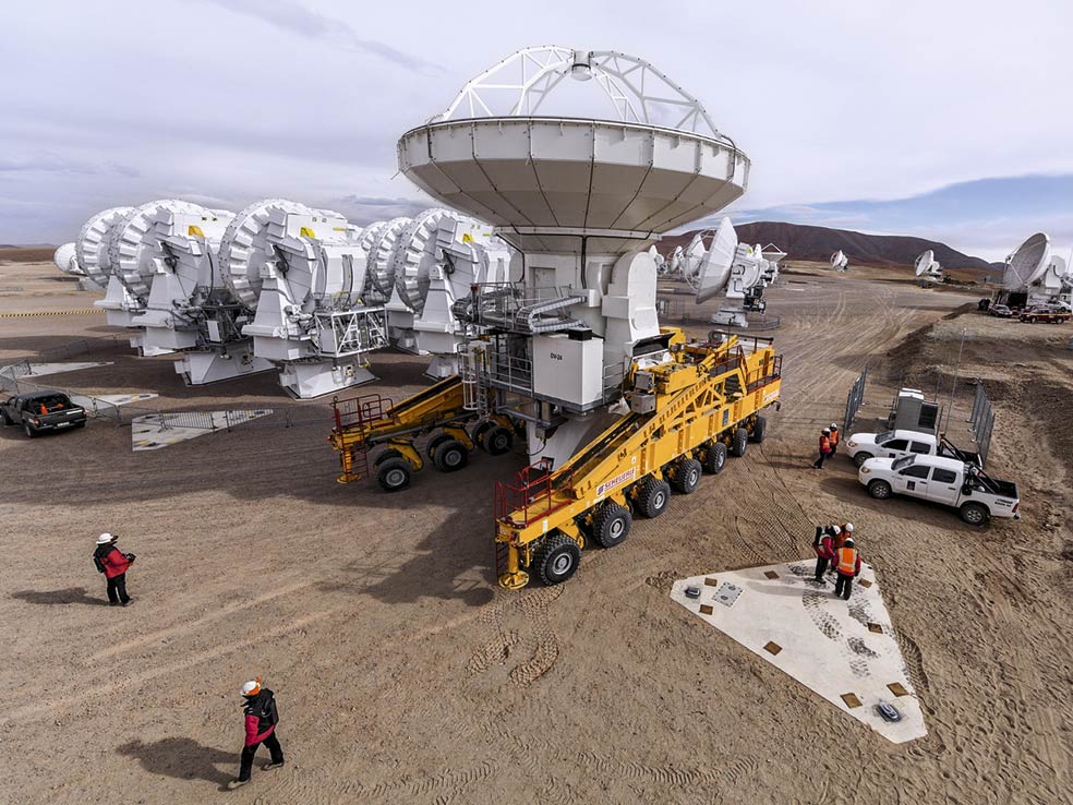 Los han bautizado como Otto y Lore y son dos vehículos descomunales de 25 metros de largo, 150 toneladas de peso y 28 ruedas cada uno. Han sido diseñados especialmente para ALMA, para poder desplazar las antenas, que pesa cada una 100 toneladas, en las instalaciones del observatorio.
