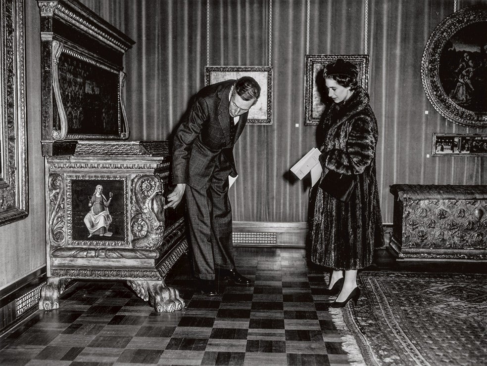 Anthony Blunt muestra a la princesa Margarita un detalle de un baúl antiguo. La familia real británica posee una de las colecciones de arte más importantes del mundo y durante más de tres décadas Blunt fue su custodio.