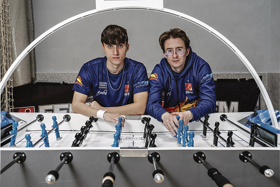 Los hermanos Borja y Álvaro García, de 20 y 23 años, son la gran promesa española. Tras ganarlo todo en nuestro país, se preparan para saltar a las grandes ligas extranjeras.«Empezamos jugando con un futbolín de madera que nos regalaron. Luego entramos en contacto con la Asociación Futbolín de Valencia y empezamos a jugar ligas. En verano iremos a nuestra primera competición en el extranjero, en Alemania. Esto es un deporte y queremos vivir de esto».