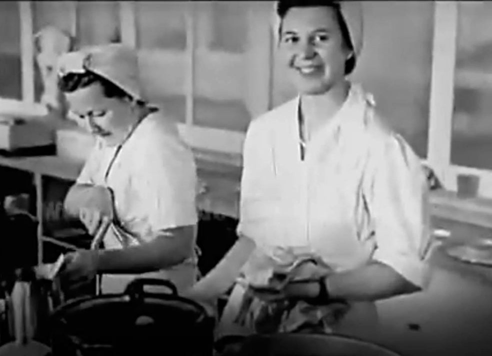 En esta imagen tomada por Eva Braun, se ve a Constanze en la cocina, con otra asistenta.